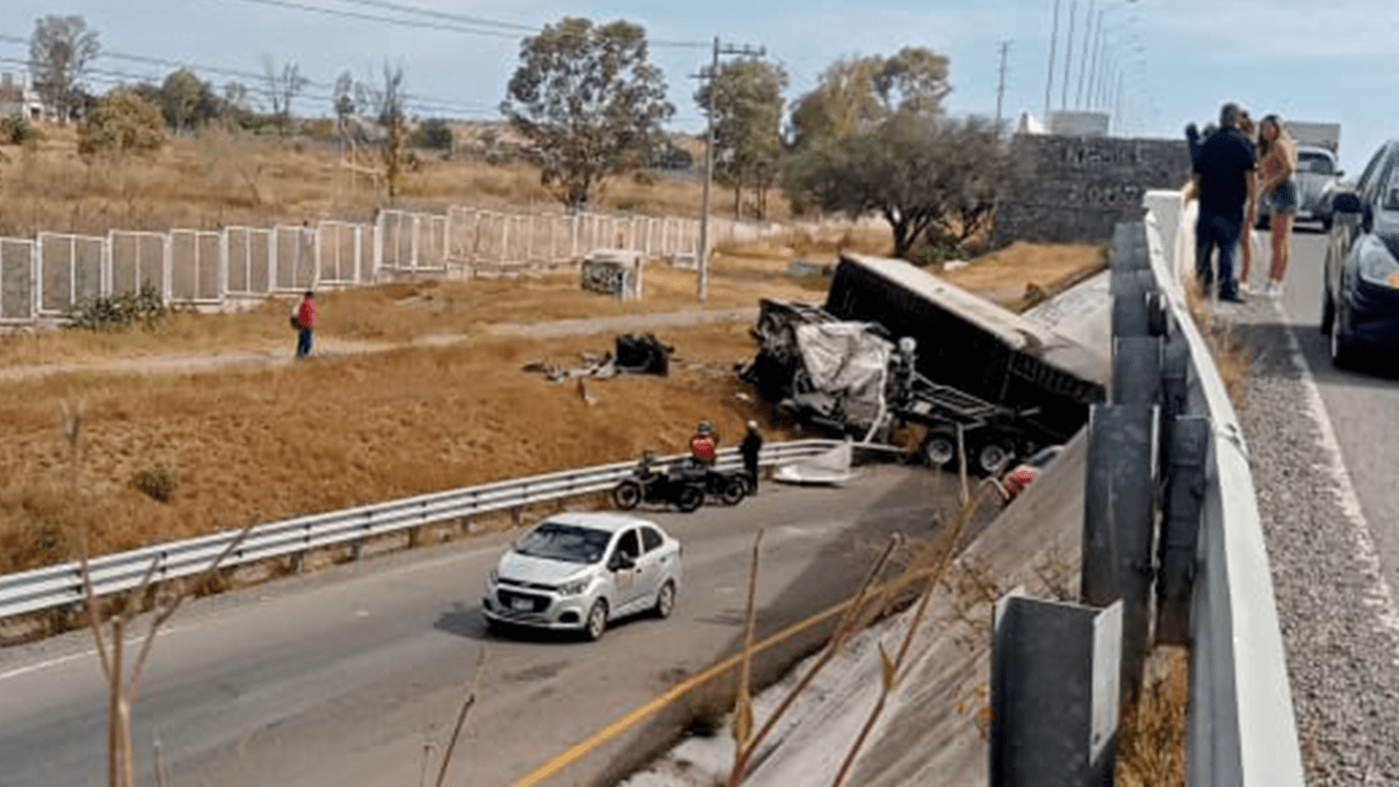Tráiler cae de puente en la carretera 57 y conductor resulta ileso ...