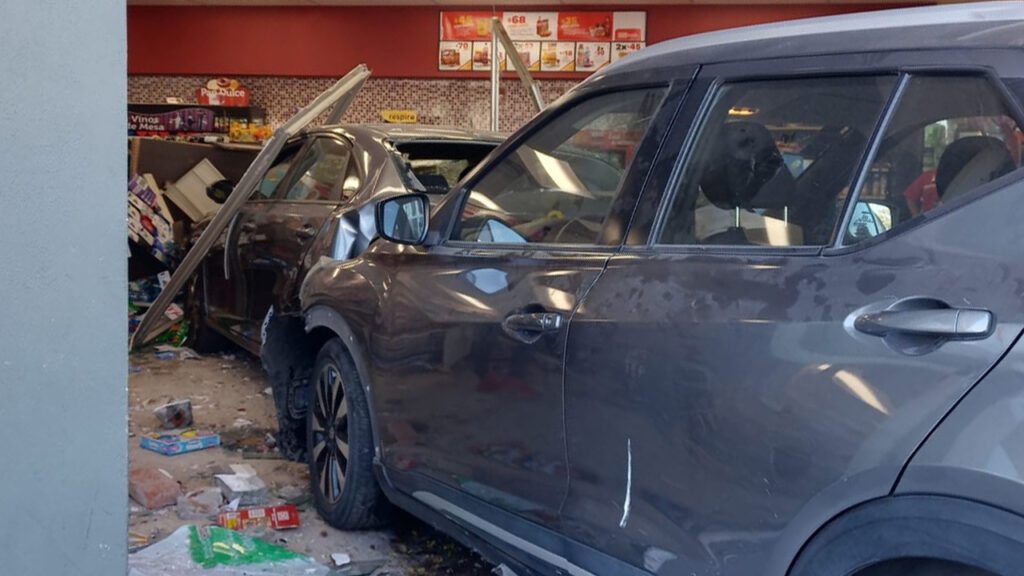 Conductora pierde el control y su camioneta termina dentro de un OXXO ...