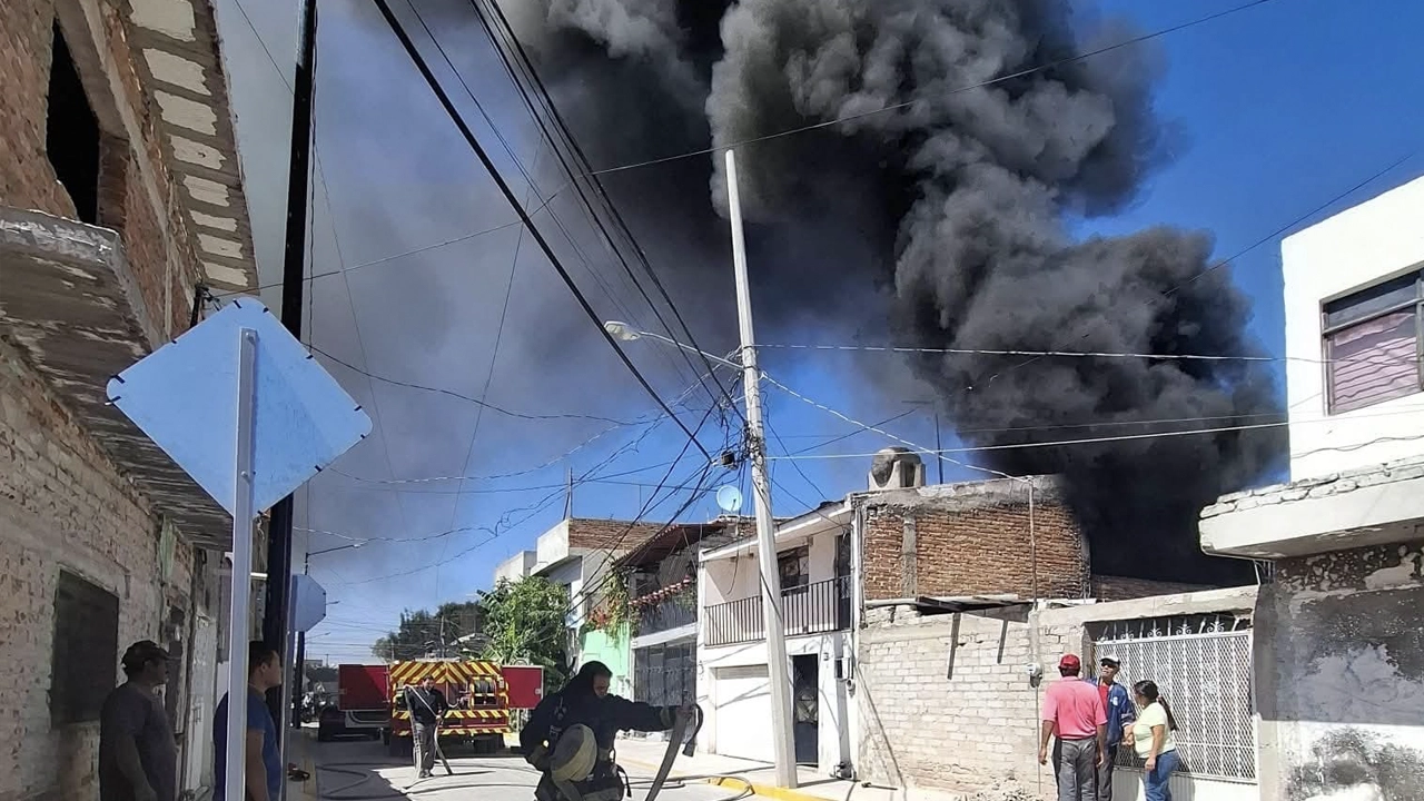 Bomberos controlan incendio en vivienda de la colonia Las Insurgentes ...