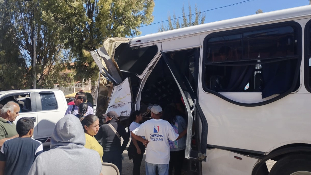 Accidente entre tren y autobús en San Juan de la Vega deja al menos 10 ...